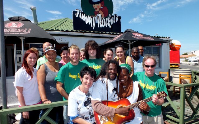 Voor met die kitaar is die dapper stapper vir water, Jimmy Andersen saam met ondersteuners van Jimmy Rockets in Gansbaai